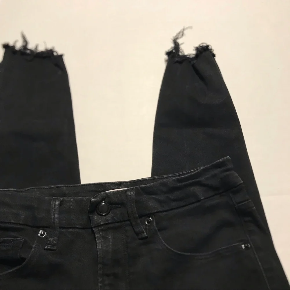 Good American Good Waist Crop Raw Step Hem Black Jean Size 6/28 - Picture 5 of 10